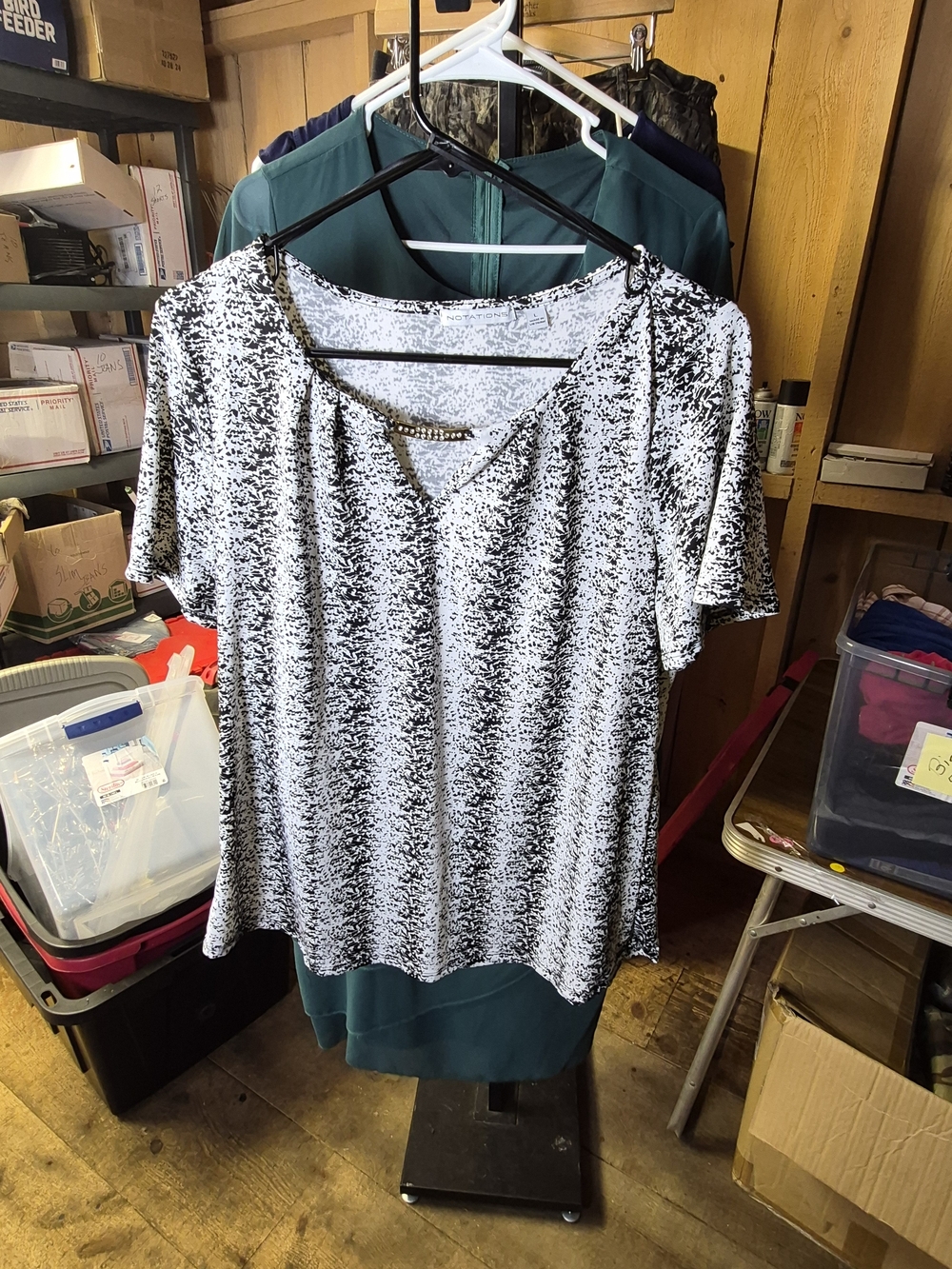 Women's Black & White Patterned Short Sleeve V-Neck Top Bin 57